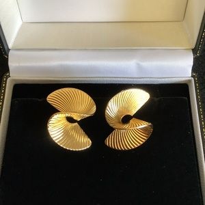 Vintage Tuleste gold tone earrings.